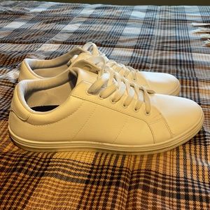 Jousen casual white shoes.